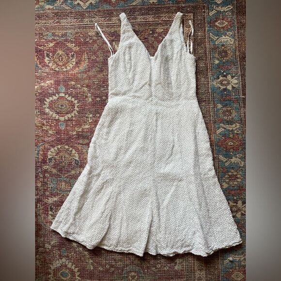 Lauren- Ralph Lauren Women’s White Dress size 8. V-Neck and Crocheted details. - Picture 3 of 10